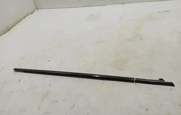 Land Rover Evoque I Front door glass trim molding LR048551