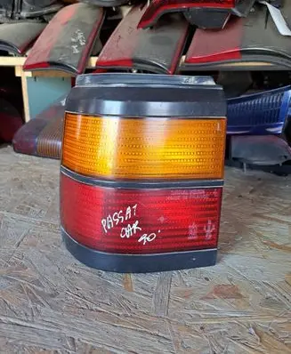 Volkswagen PASSAT B3 Rear/tail lights 333945111