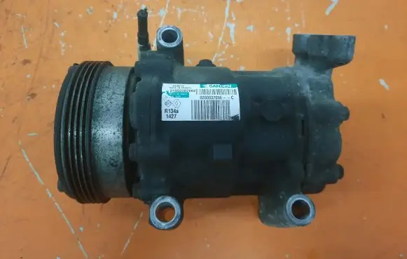 Renault Clio III Air conditioning (A/C) compressor (pump) 8200037058