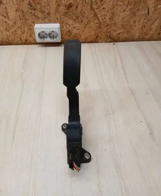 Accelerator throttle pedal