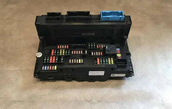 BMW 5 F10 F11 Fuse module 9252815