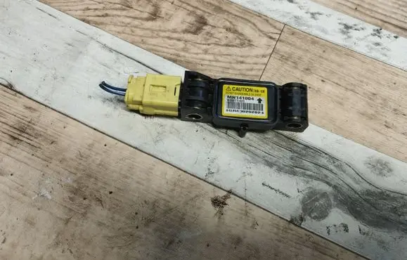 Mitsubishi Grandis Airbag deployment crash/impact sensor MN141004