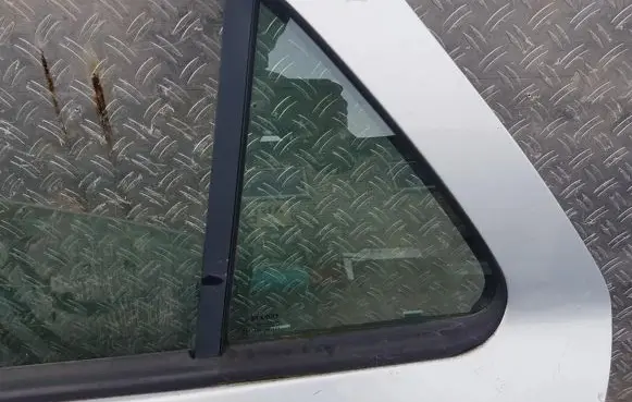 Renault Laguna II Rear vent window glass 