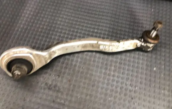 Mercedes-Benz E W211 Front lower control arm/wishbone 2113331114