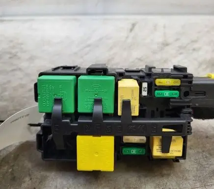 Citroen C3 Aircross Relay mounting block 9806192580