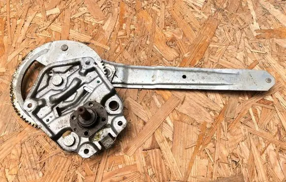 Rear door manual window regulator