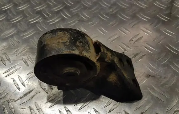 Mazda 323 Engine mount bracket