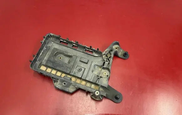 Volkswagen PASSAT B8 USA Battery tray 1K0915333
