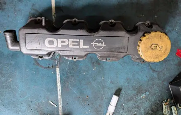 Opel Corsa C Rocker cam cover 90411272