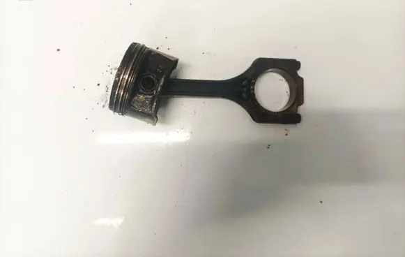 Volkswagen Golf V Piston with connecting rod