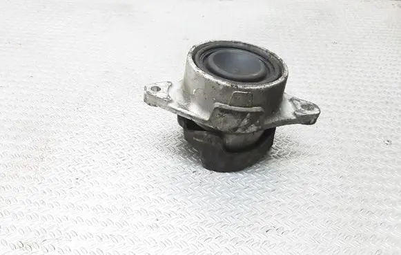 Honda FR-V Engine mount bracket