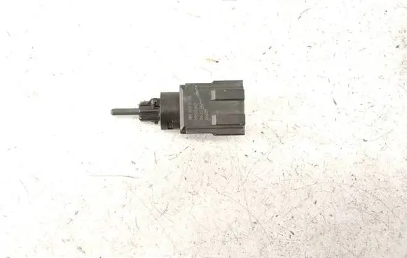 Volkswagen PASSAT B5 Brake pedal sensor switch 3B0945511A 19322007 04637