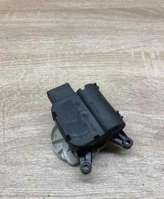 Audi A4 S4 B6 8E 8H Air flap motor/actuator 8E1820511C 0132801302