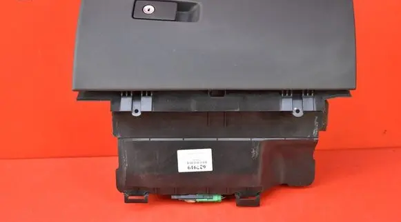 Volvo V70 Glove box 30676278