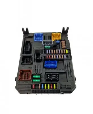 Opel Mokka B Fuse module 9832881080