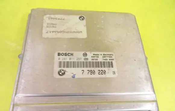 BMW 5 E39 Engine control unit/module 0281011257
