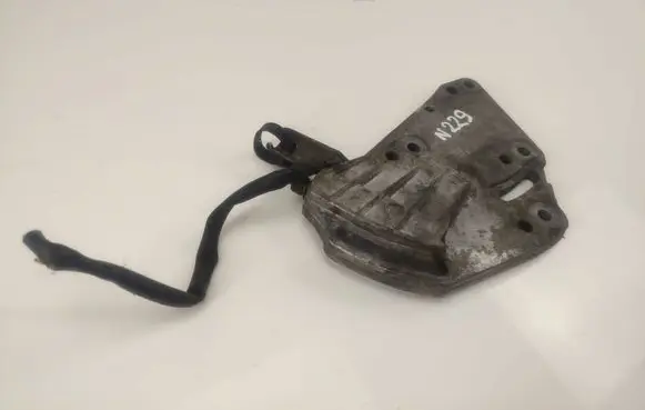 Mercedes-Benz S W126 Power steering pump mounting bracket 1174661241 A1174661241