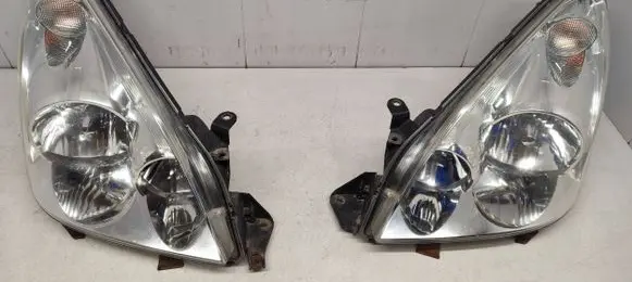 Toyota Corolla Verso E121 Headlight/headlamp 811300f020 811700f010