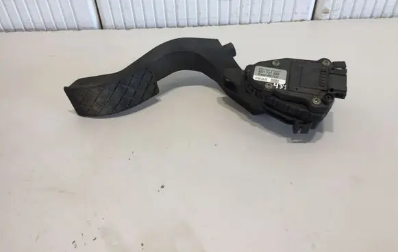 Volkswagen PASSAT B5 Accelerator throttle pedal 8D1721523