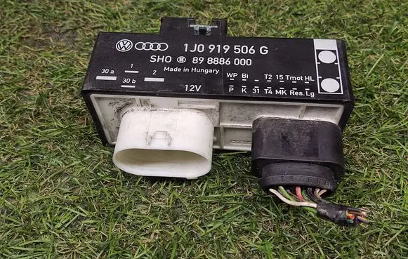 Volkswagen Golf IV Coolant fan relay 1J0919506G 898886000