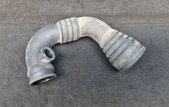 Audi A4 S4 B5 8D Intercooler hose/pipe 8D0129615A
