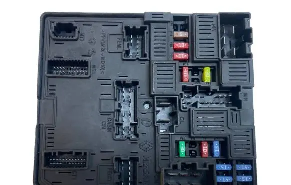 Nissan Pulsar Fuse module 284B73ZL0A 58C311F08