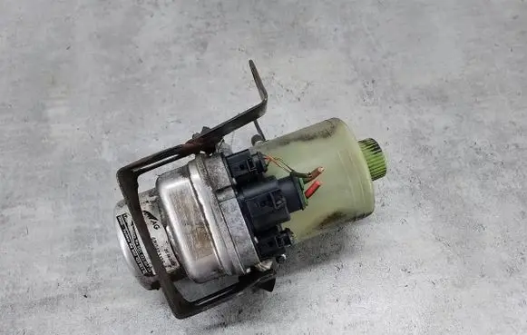 Skoda Fabia Mk2 (5J) Power steering pump 601423051