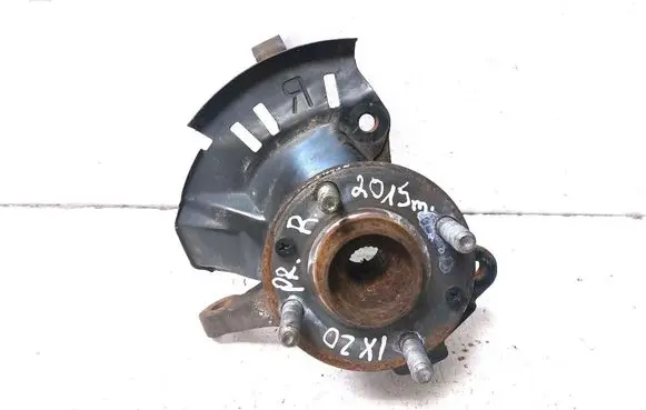 Front wheel hub