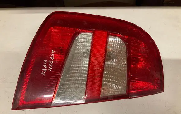 Skoda Fabia Mk1 (6Y) Rear/tail lights 6Y6945095B
