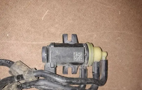 Volkswagen PASSAT B8 Turbo solenoid valve 1K096627B