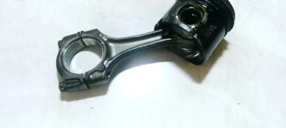 Toyota Avensis T220 Piston with connecting rod