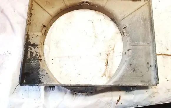Radiator cooling fan shroud