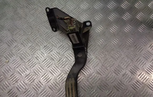 Ford Mondeo Mk III Accelerator throttle pedal 1S719F836