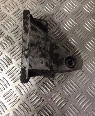 Engine mounting bracket