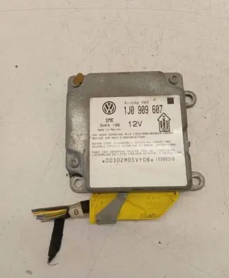 Volkswagen PASSAT B5 Airbag control unit/module 1J0909607 10980310 5WK4199