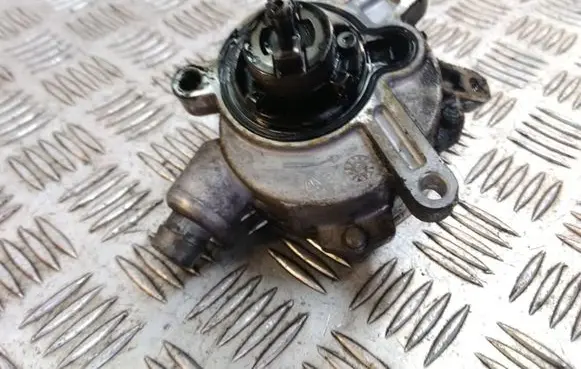 Volvo S60 Vacuum pump 30677904