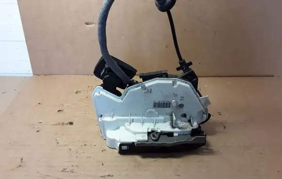 Volkswagen Golf VII Rear door lock 5K4839016R