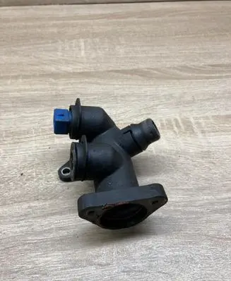 Volkswagen PASSAT B5 Engine coolant pipe/hose 058121133B