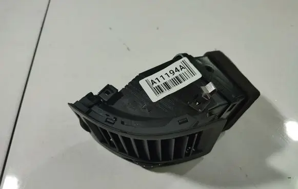 Skoda Octavia Mk2 (1Z) Dash center air vent grill 1Z0819701