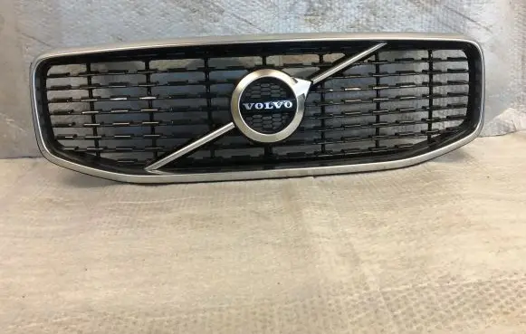 Volvo XC60 Front bumper upper radiator grill