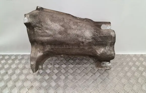 BMW 3 E90 E91 Heat shield in engine bay 7137457