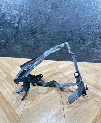 Headlight/headlamp mounting bracket