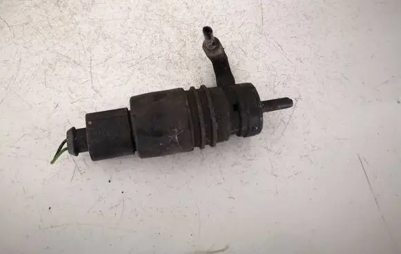 Volkswagen PASSAT B5 Windscreen/windshield washer pump