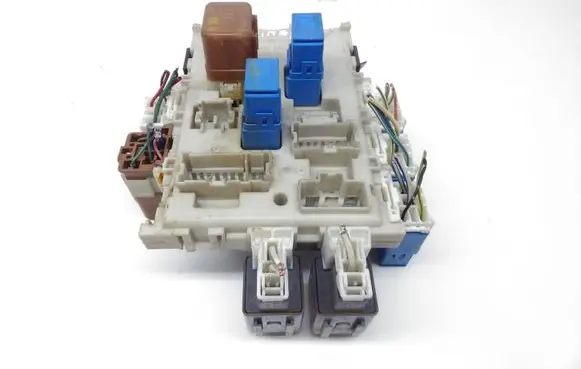 Nissan Primera Fuse module 24350AV700 1220041