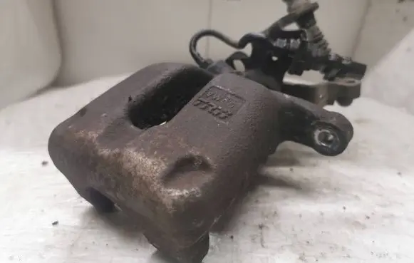 Volkswagen Touran I Rear brake caliper