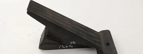 Accelerator throttle pedal
