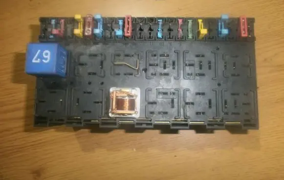 Volkswagen Golf III Fuse box set 357937039