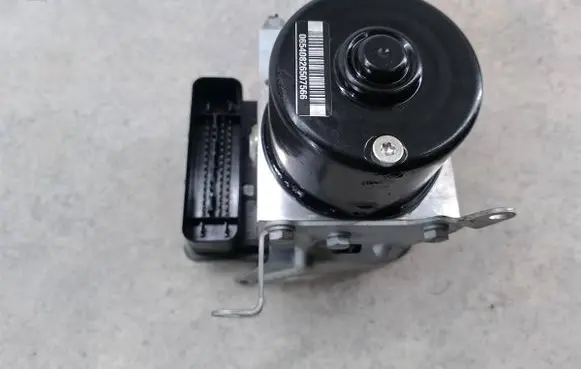 BMW 1 E81 E87 ABS Pump 67722136772214