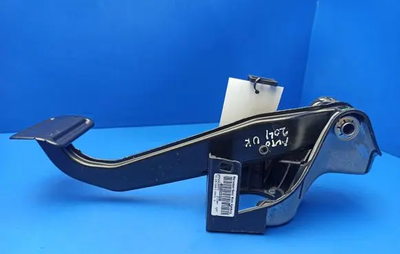 Mercedes-Benz C W204 Brake pedal A2042902301 PP204290074 ZGS007
