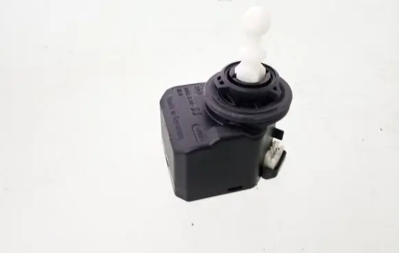 Volkswagen PASSAT B6 Headlight level adjustment motor 00883000